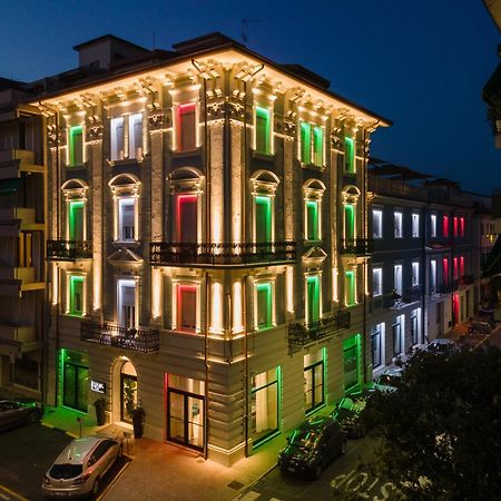 VI Suites Viareggio Bagian luar foto