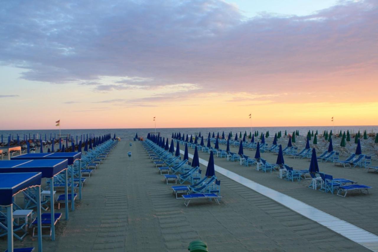 VI Suites Viareggio Bagian luar foto