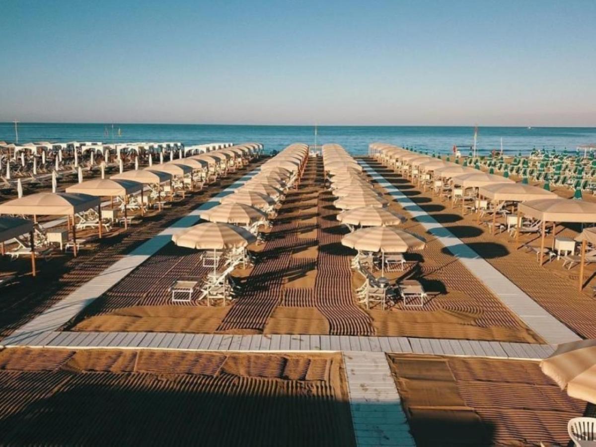VI Suites Viareggio Bagian luar foto