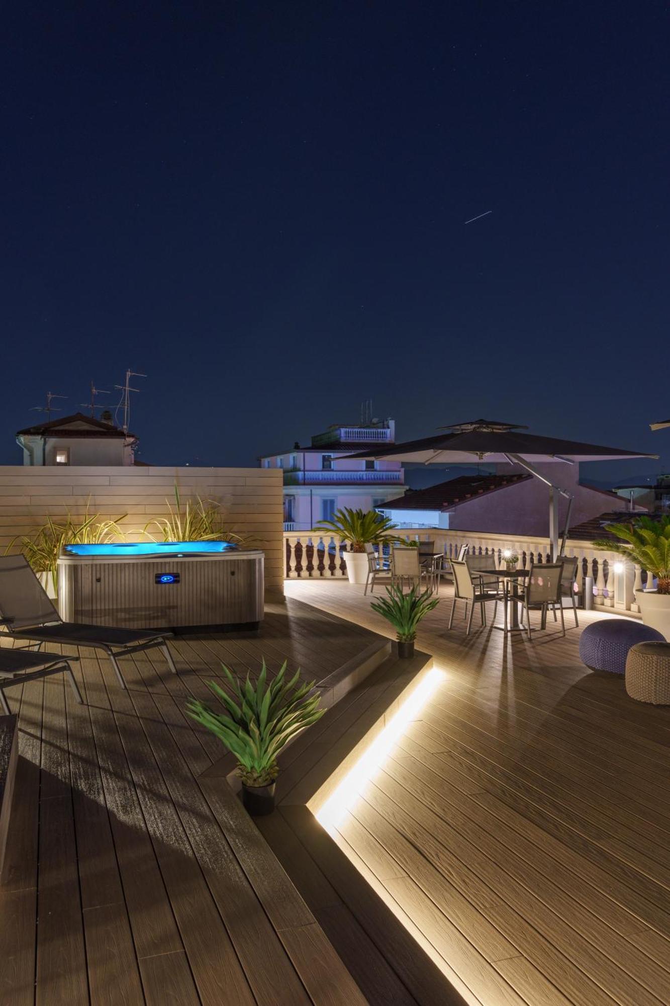 VI Suites Viareggio Bagian luar foto
