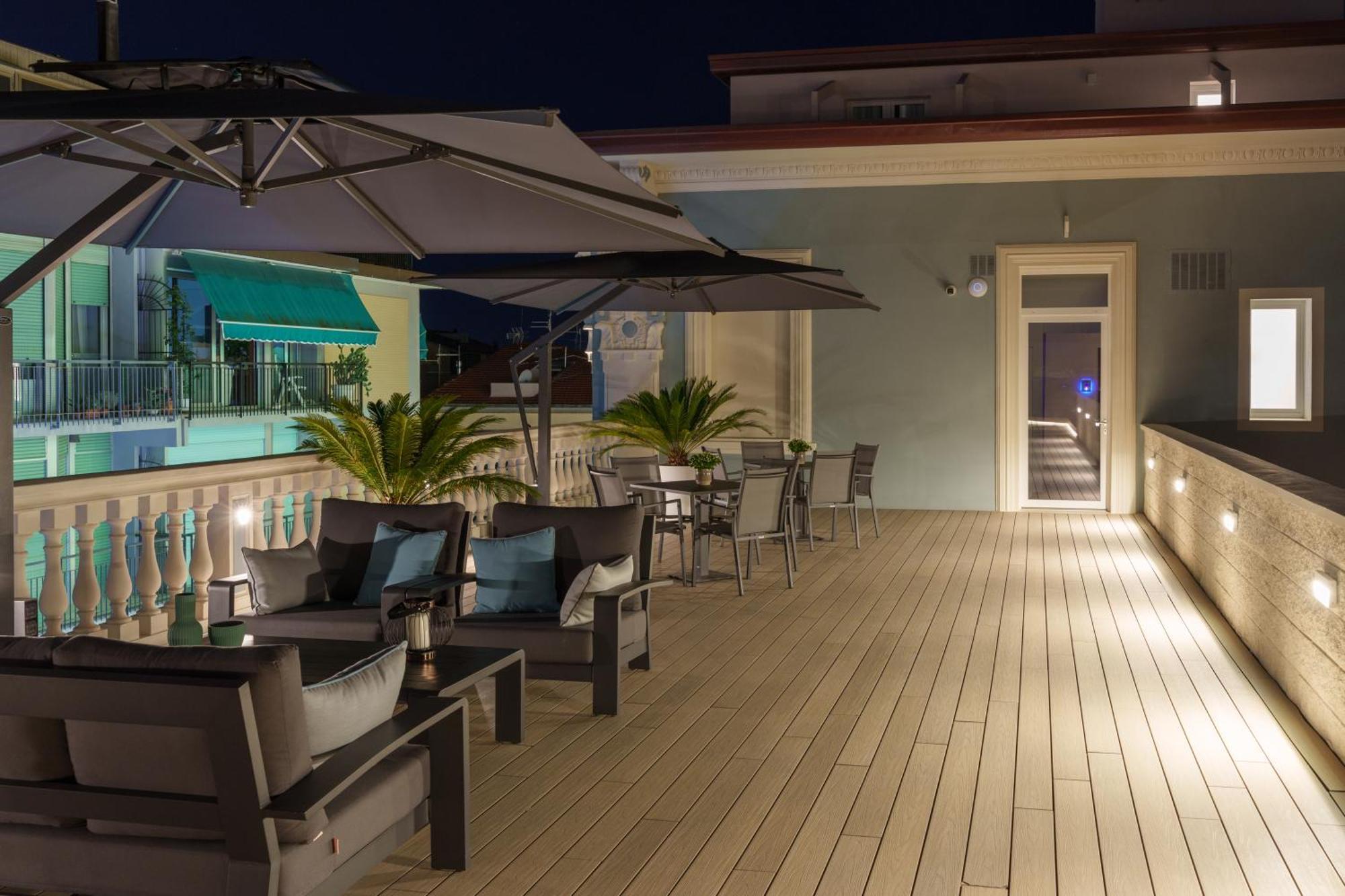 VI Suites Viareggio Bagian luar foto