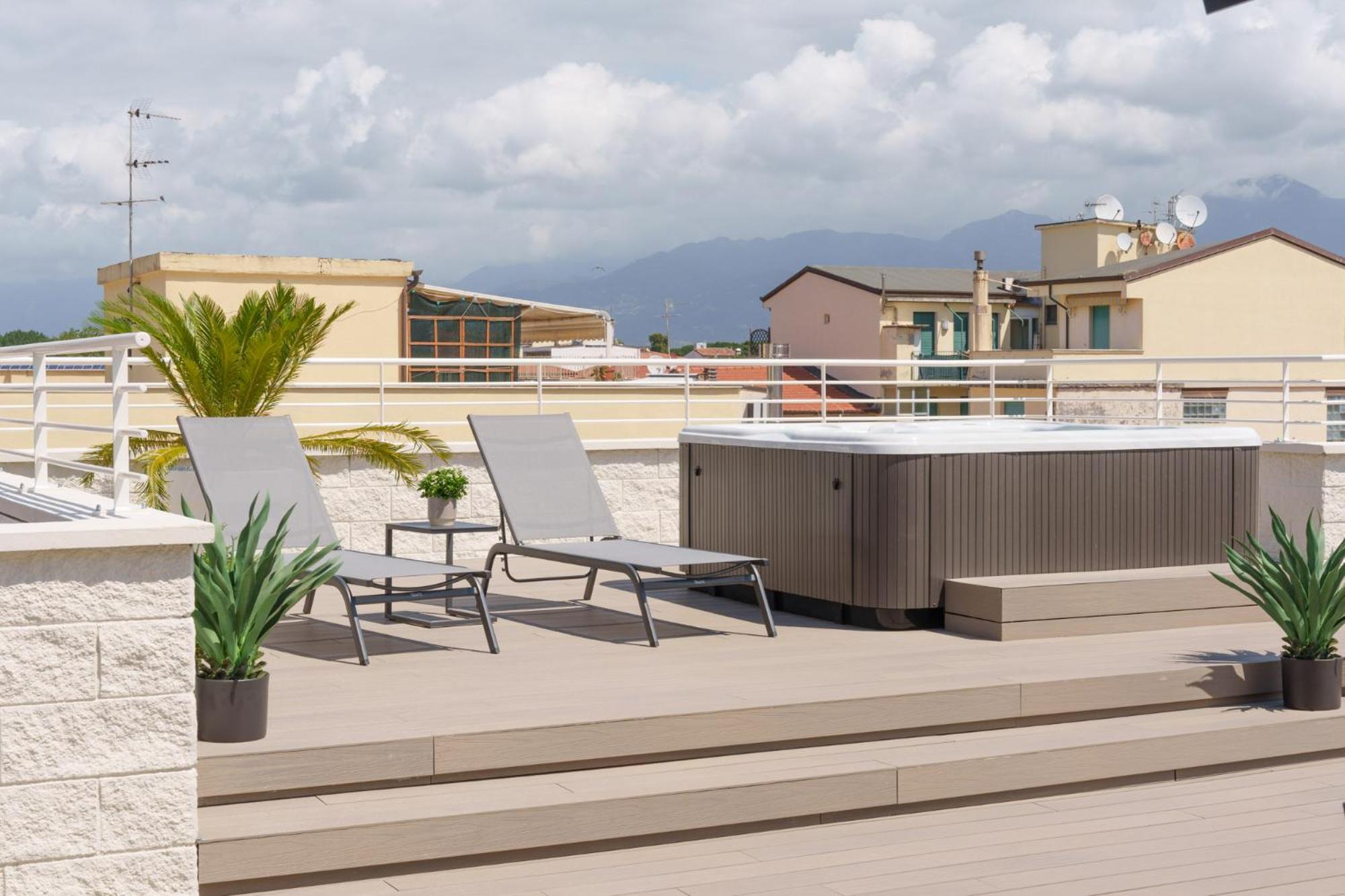 VI Suites Viareggio Bagian luar foto