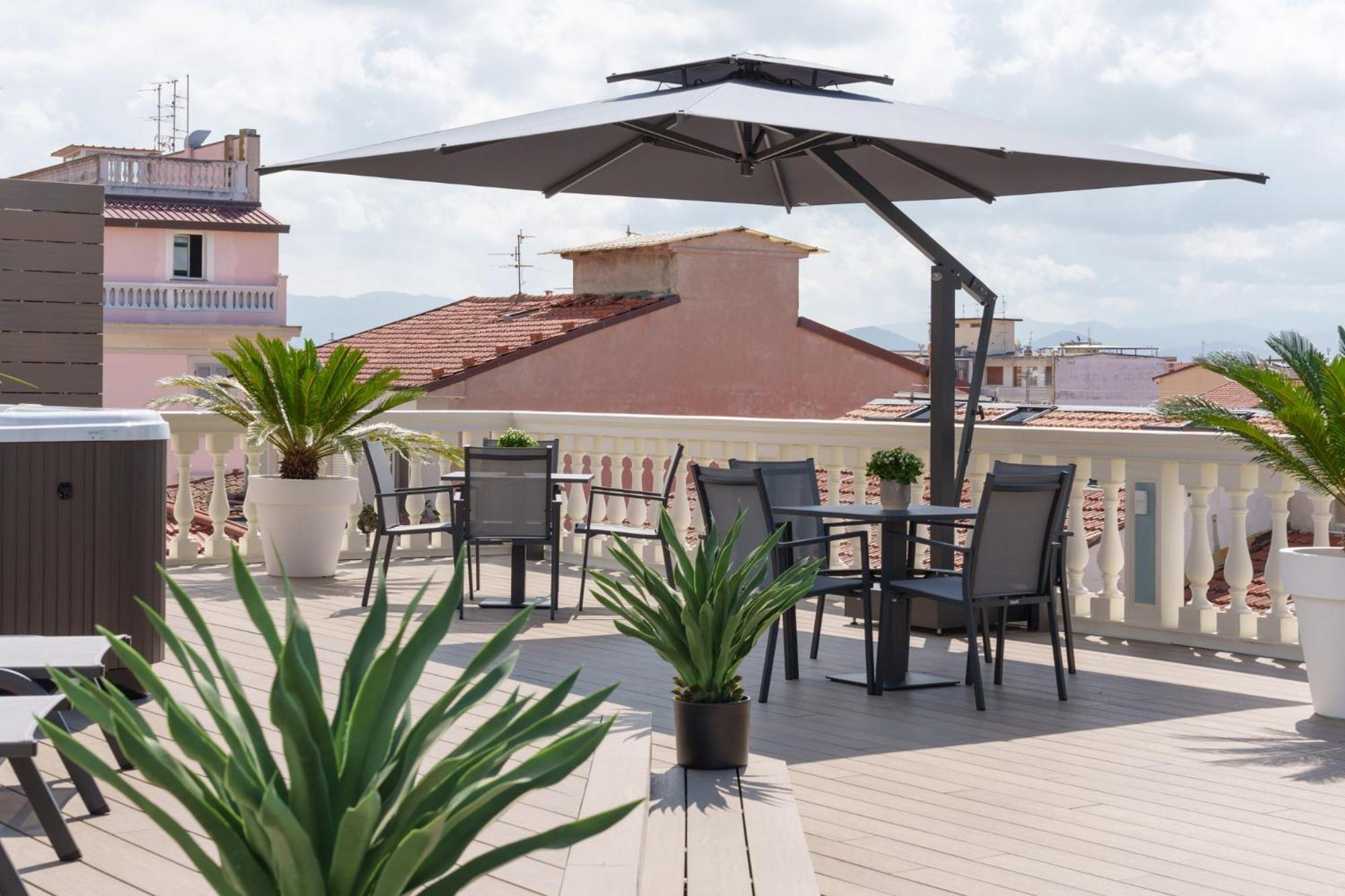 VI Suites Viareggio Bagian luar foto