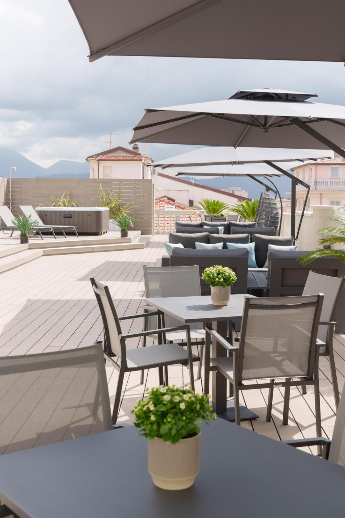 VI Suites Viareggio Bagian luar foto
