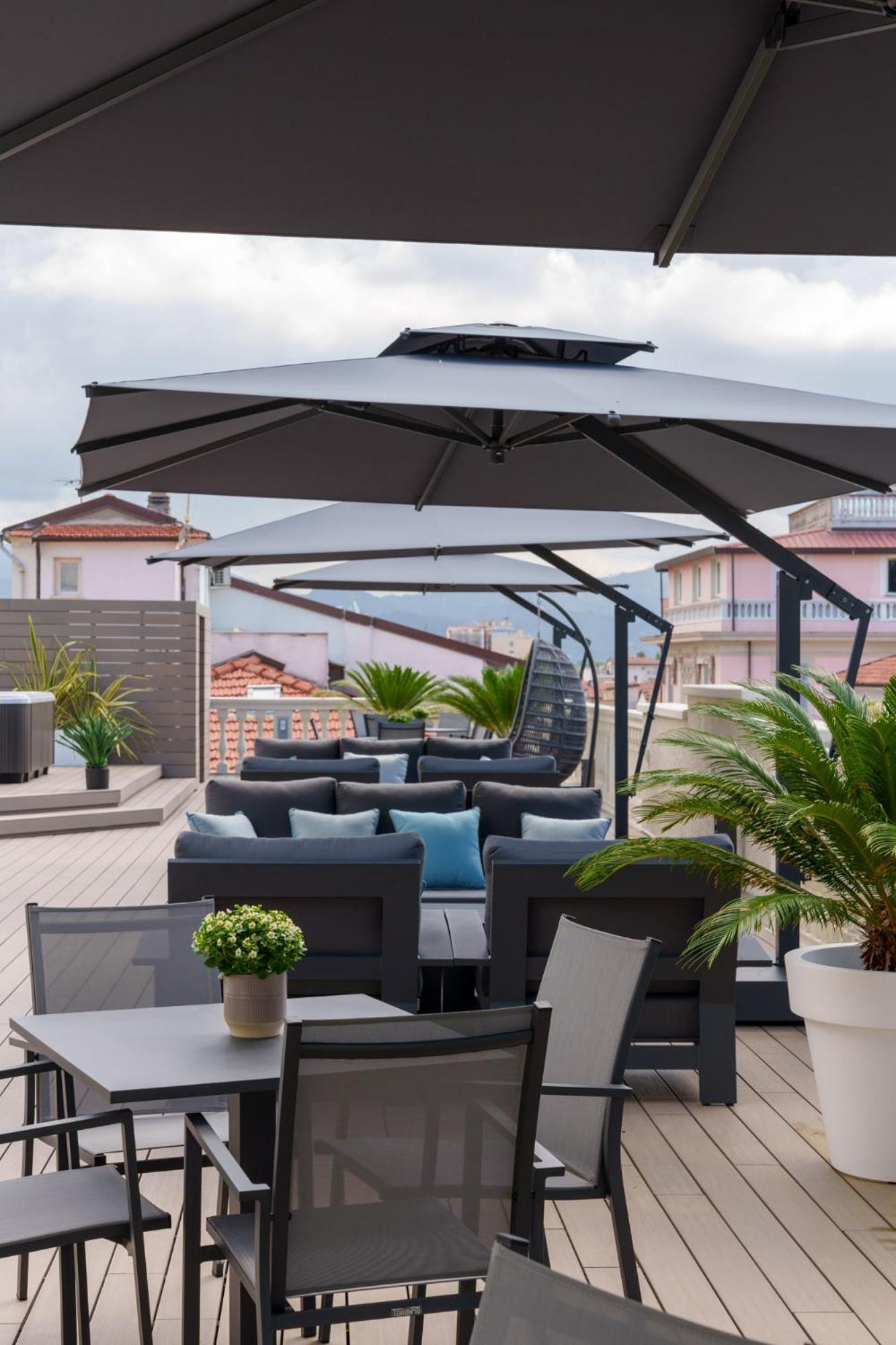 VI Suites Viareggio Bagian luar foto