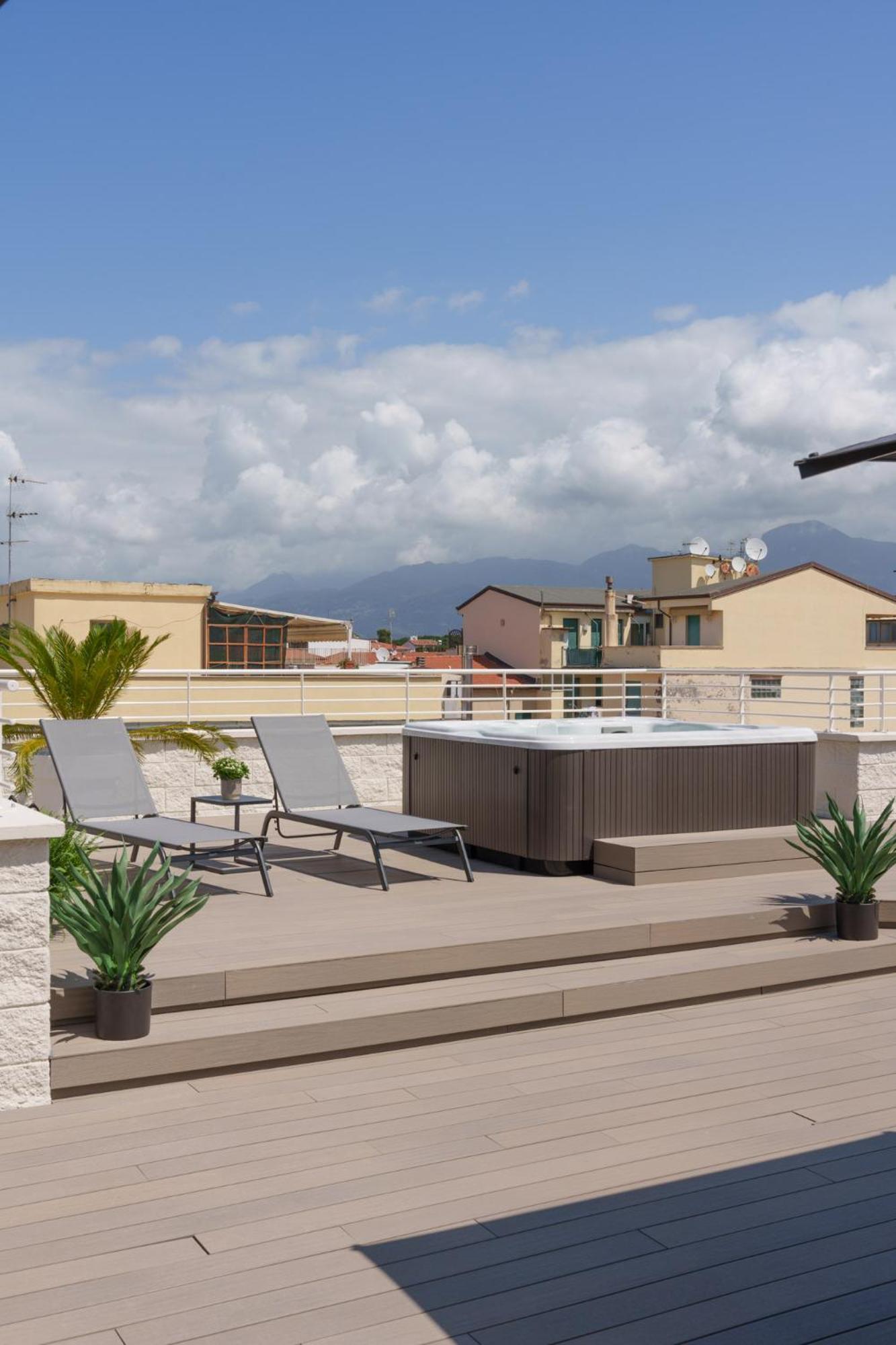 VI Suites Viareggio Bagian luar foto