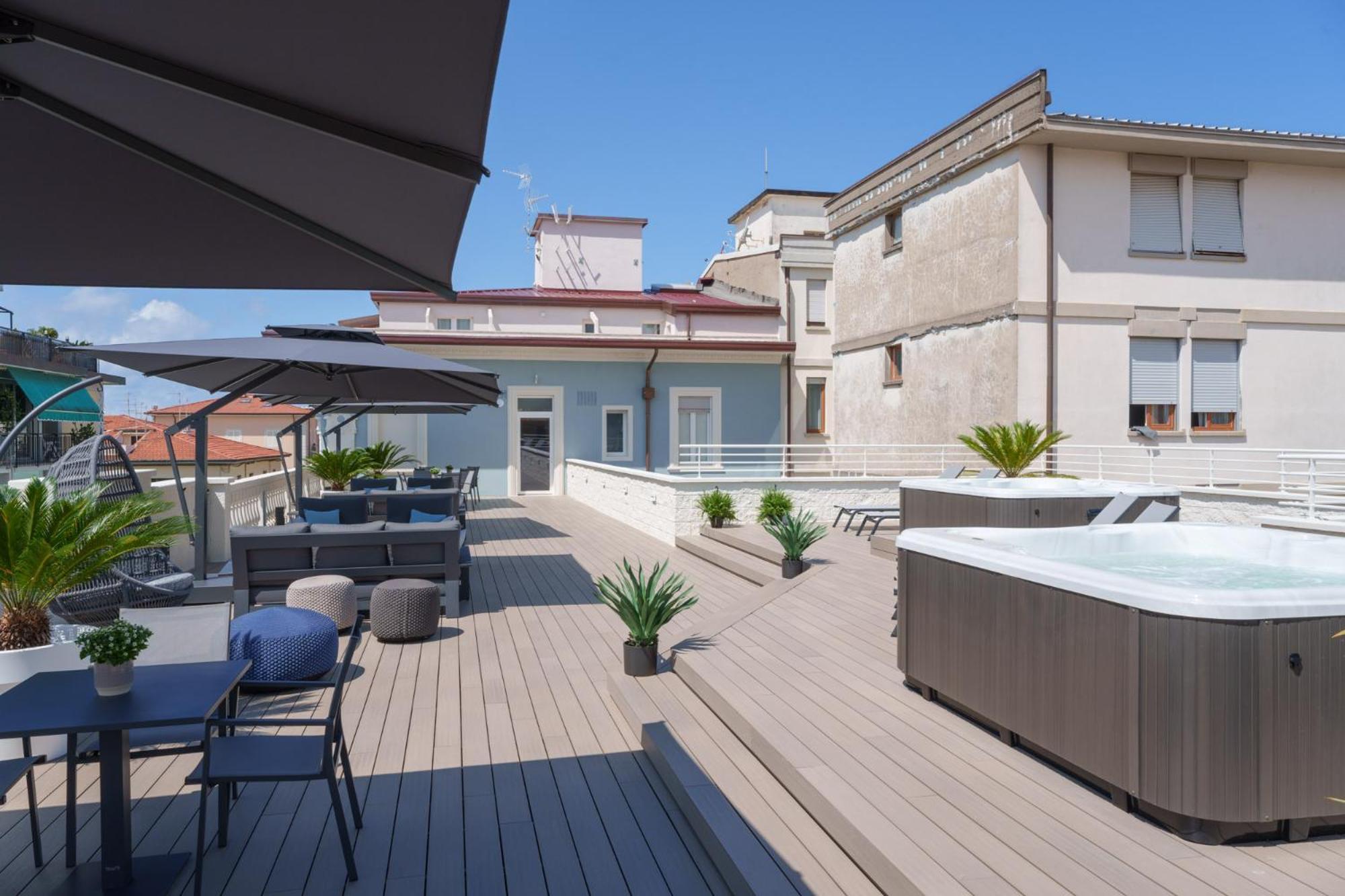 VI Suites Viareggio Bagian luar foto
